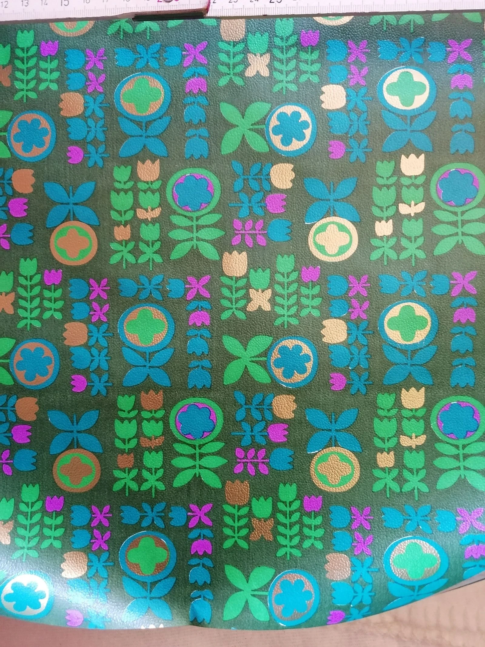 3 feuilles de papier cadeau années 70 